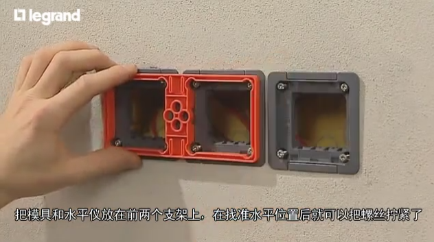 外國電工如何家裝之開關(guān)插座并排安裝過程