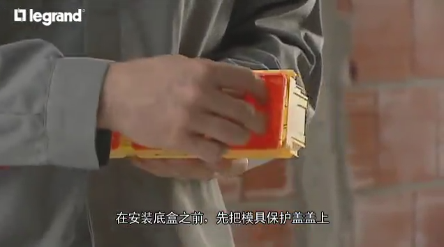 外國電工如何家裝之開關(guān)插座并排安裝過程