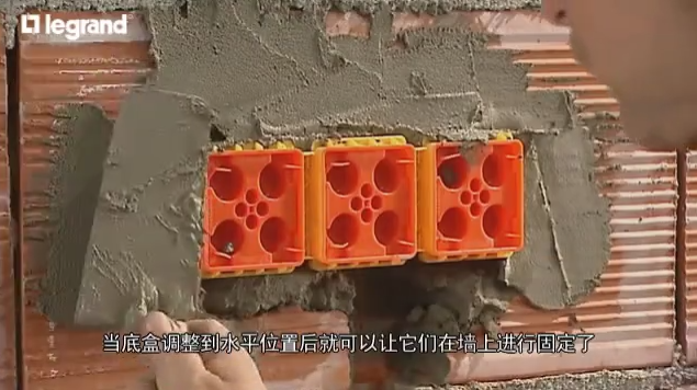 外國電工如何家裝之開關(guān)插座并排安裝過程