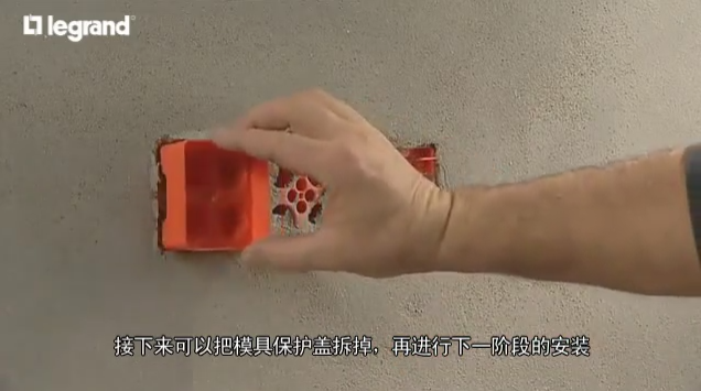 外國電工如何家裝之開關(guān)插座并排安裝過程