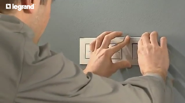 外國電工如何家裝之開關(guān)插座并排安裝過程