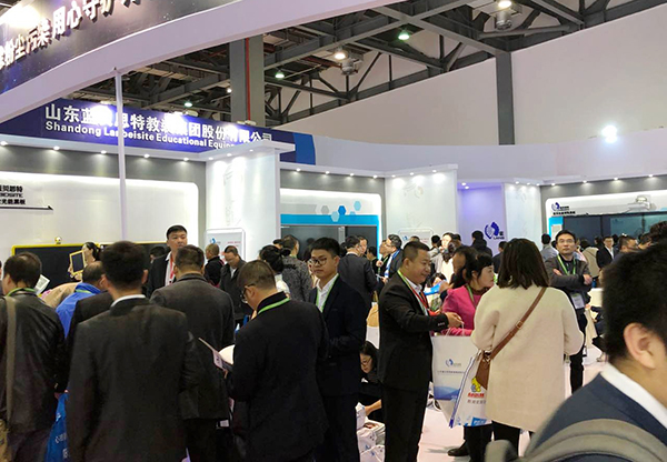 藍貝思特攜光能黑板亮相中國教育裝備展，引廣泛關注