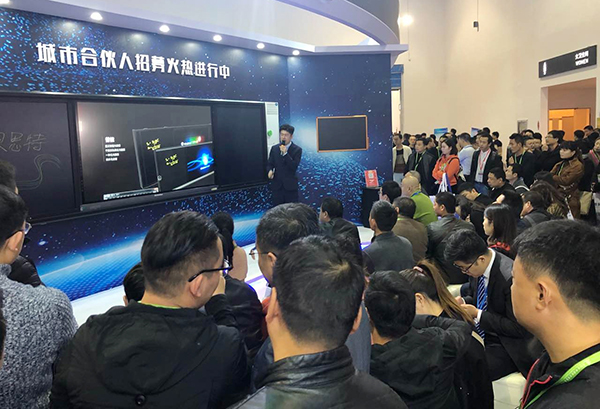 藍貝思特攜光能黑板亮相中國教育裝備展，引廣泛關注