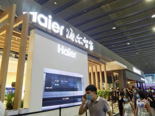 建博會上各大智能家居品牌產(chǎn)品奪目，經(jīng)銷商打開下半年市場可參考