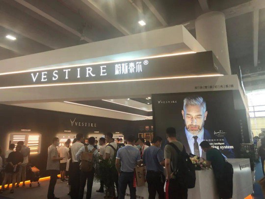 建博會上各大智能家居品牌產(chǎn)品奪目，經(jīng)銷商打開下半年市場可參考