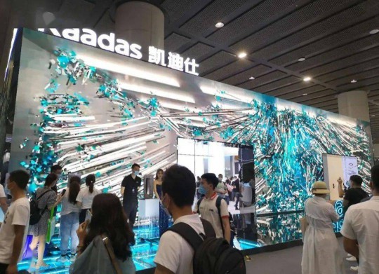 建博會上各大智能家居品牌產(chǎn)品奪目，經(jīng)銷商打開下半年市場可參考