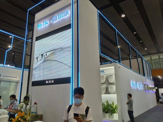建博會上各大智能家居品牌產(chǎn)品奪目，經(jīng)銷商打開下半年市場可參考